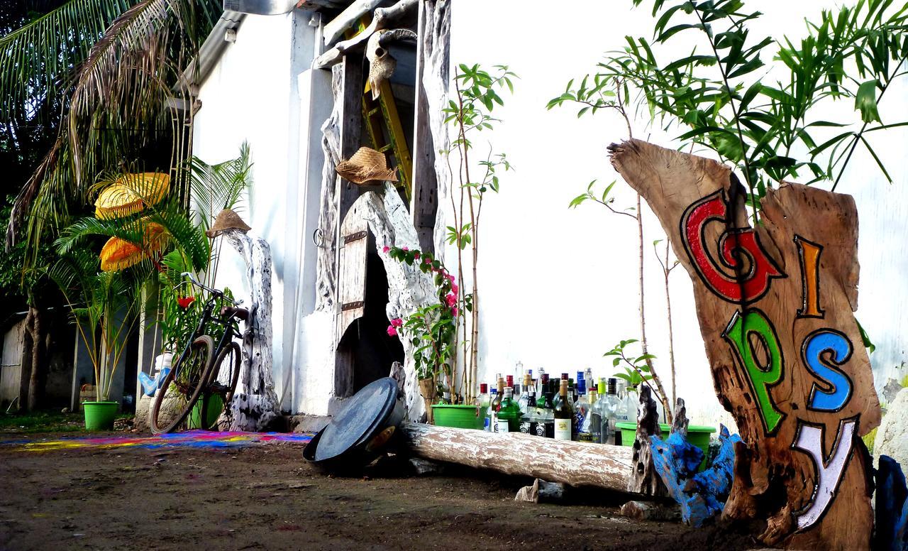 Gipsy Backpackers Hostel Gili Trawangan Luaran gambar